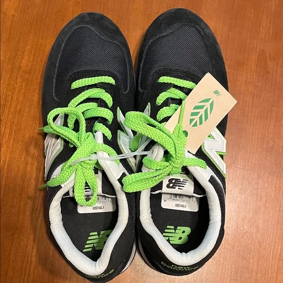 NWT 574 New Balance Kids Black Sneakers with Green Accents big kids size 7